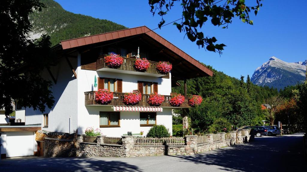 Haus Geiger Bed & Breakfast Scharnitz Bagian luar foto